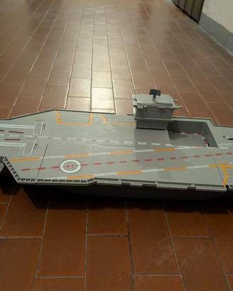 Porta aerei militare giocattolo