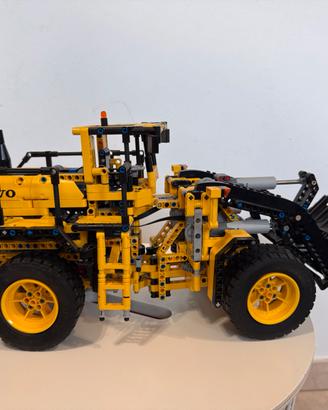 LEGO Technic 42030 Volvo L350F