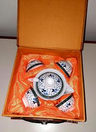 piccola teiera con 4 tazzine 