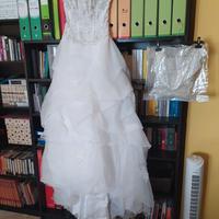 Abito da sposa bianco con scollo a cuore
