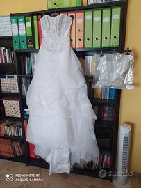 Abito da sposa bianco con scollo a cuore
