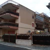 ISOLA DELLE FEMMINE: TRIVANI CON BALCONE