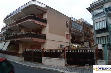 ISOLA DELLE FEMMINE: TRIVANI CON BALCONE