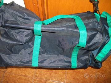 Borsone nero, manici e tracolla verdi