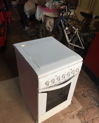 2 fornelli  1 a  gas e 1 elettrico