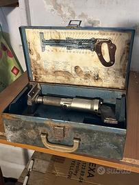 Rivettatrice vintage con cassetta in ferro