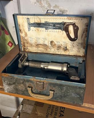 Rivettatrice vintage con cassetta in ferro