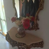 Quadri antichi ed ingresso con specchio 