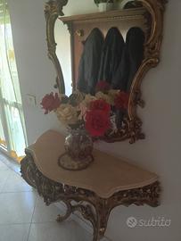 Quadri antichi ed ingresso con specchio 