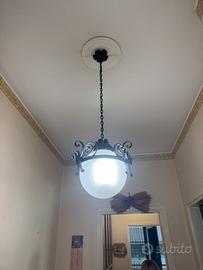 Lampadario d'epoca in ferro battuto e vetro