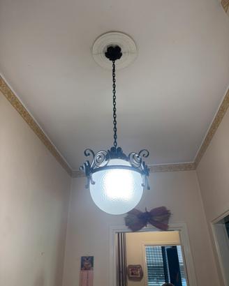 Lampadario d'epoca in ferro battuto e vetro