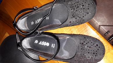 Scarpa nera con strass, fibia di vernice. Nr 29