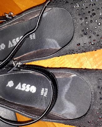 Scarpa nera con strass, fibia di vernice. Nr 29
