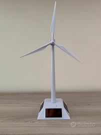 Modellino turbina eolica con pannellino solare