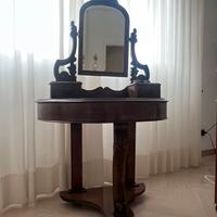 Questo mobile è un'antica toeletta