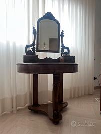 Questo mobile è un'antica toeletta