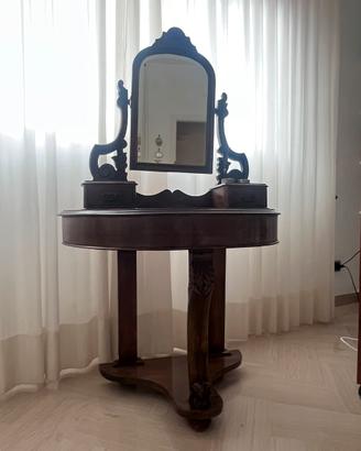 Questo mobile è un'antica toeletta