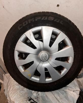 Cerchio e gomme toyota yaris