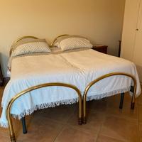 Coppia di letti singoli in ottone dorato