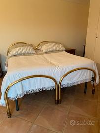 Coppia di letti singoli in ottone dorato