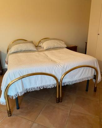 Coppia di letti singoli in ottone dorato