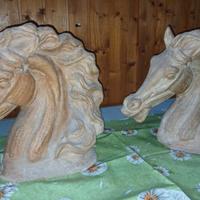 Sculture a forma di testa di cavallo