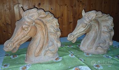 Sculture a forma di testa di cavallo