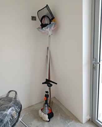 Decespugliatore a scoppio con motore a 2 tempi