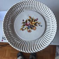Piatto decorativo in ceramica o porcellana dipinto