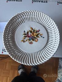 Piatto decorativo in ceramica o porcellana dipinto