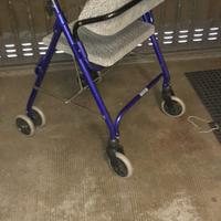 Deambulatore con seduta pieghevole