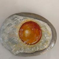 Sasso dipinto a mano: l’uovo