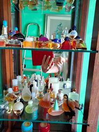 n. 2 vetrine con profumi