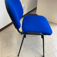 Tavolino basso e sedie da ufficio