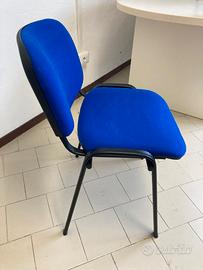 Tavolino basso e sedie da ufficio