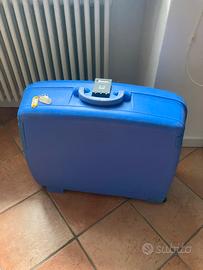 Valigia rigida con  chiusure due  ruote Delsey