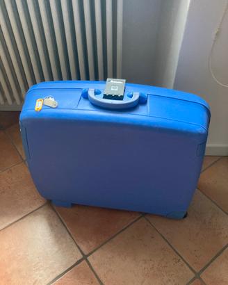 Valigia rigida con  chiusure due  ruote Delsey