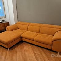 Divano letto ad isola arancione con poggia testa