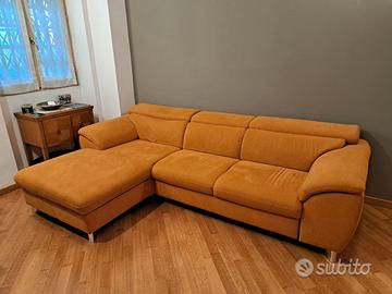 Divano letto ad isola arancione con poggia testa