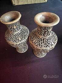 Anforette cesellate con scene di vita