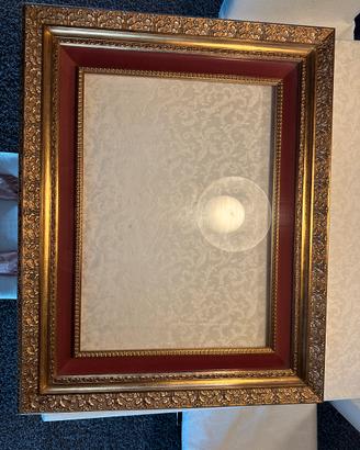 Cornice classica dorata con vetro