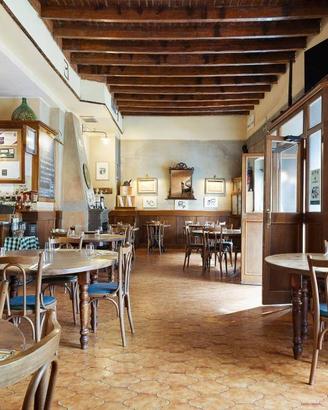 Attività / Licenza di 247 m² con più di 5 locali a