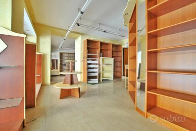 NEGOZIO A LIVORNO FERRARIS