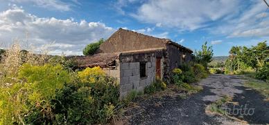 Rustico con uliveto e vigneto a Piedimonte Etneo