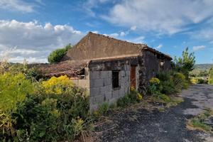 Rustico con uliveto e vigneto a Piedimonte Etneo