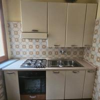 cucina con fornelli e lavandino