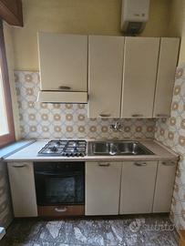 cucina con fornelli e lavandino