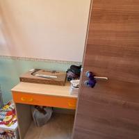 armadio a ponte con due letti singoli più scrivani