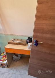 armadio a ponte con due letti singoli più scrivani