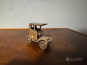 Modellino di automobile anni '70 in PELTRO